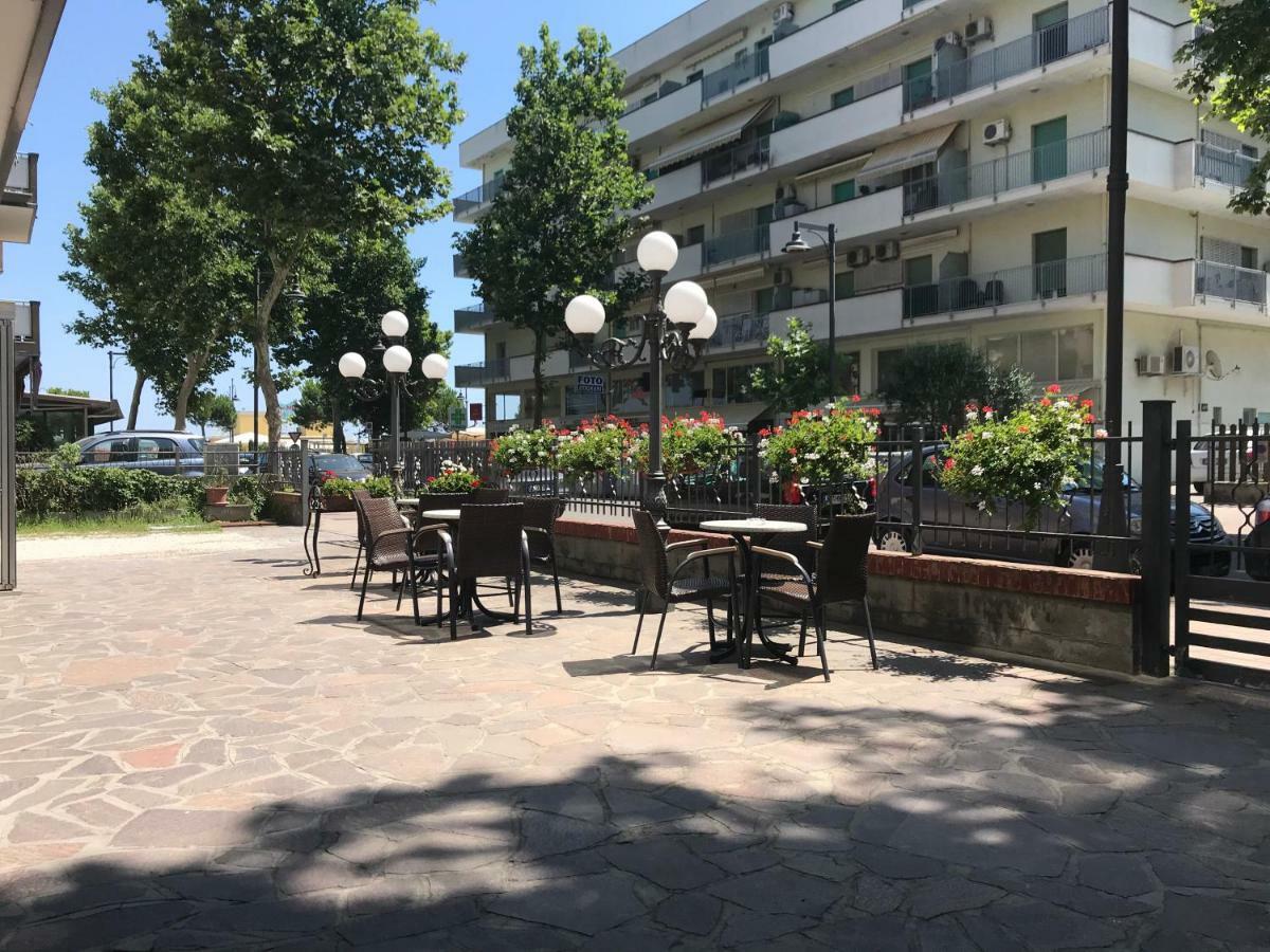 Hotel Darsena Cesenatico Exteriör bild